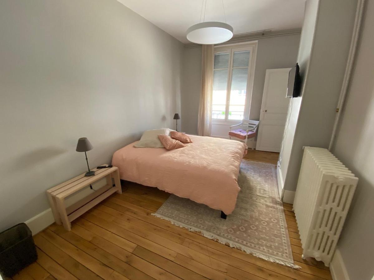 Grand Appartement De Caractere Au Coeur De Ville Moulins  Luaran gambar